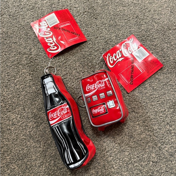 Rare vintage Coca-Cola Classic Bottle and Vending Machine Keychains Bundle - Picture 1 of 8